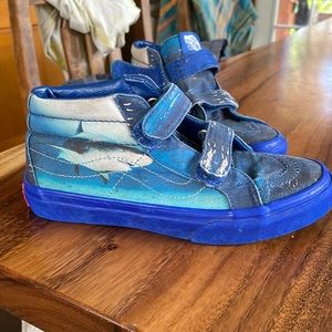 Vans Velcro midi skate. Shark week addition.